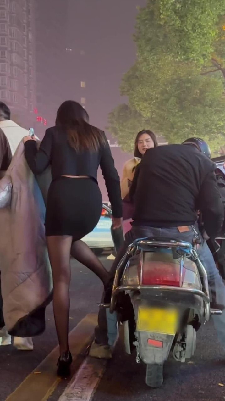 好心载同事摔伤赔八万

                            