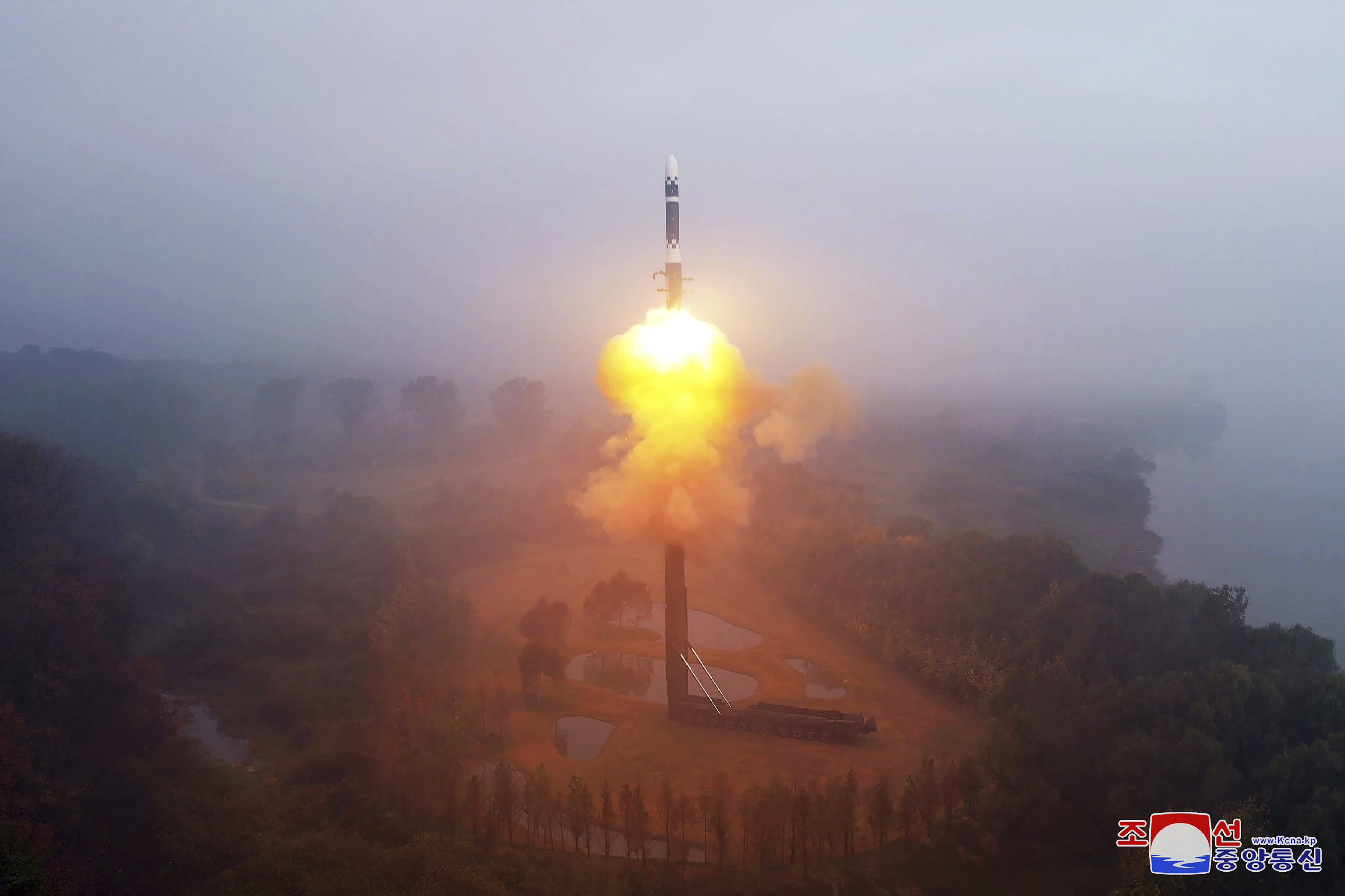 朝鲜试射“火星炮－19”洲际弹道导弹