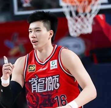 广州男篮球员焦泊乔赛季报销，据焦泊乔工作室透露，焦泊乔进行了进行韧带重建手术，预