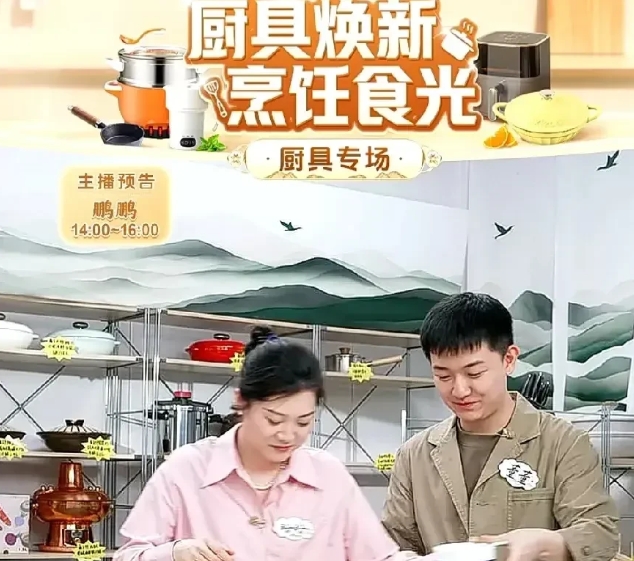 盼盼把空碗董董面前一放，董董立马明白，这是要再来一碗。
盼盼笑着给董董点赞：再盛