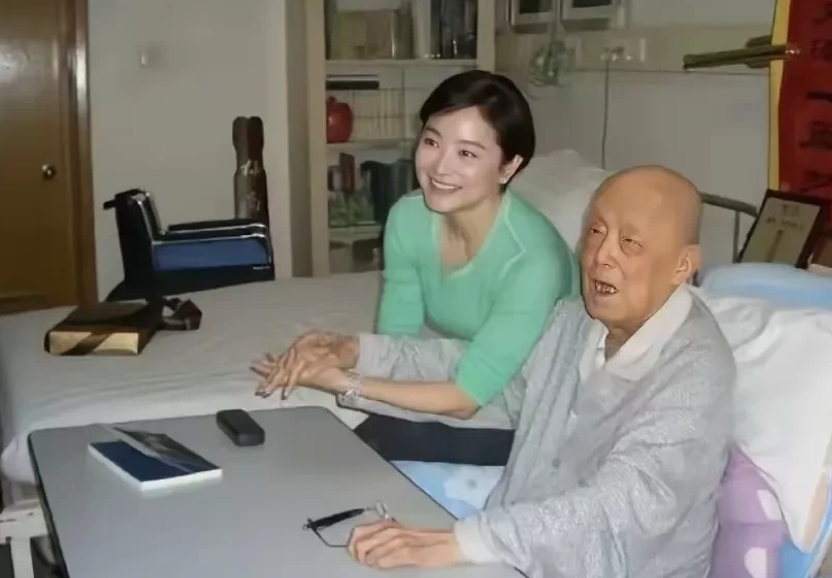 林青霞和已故东方学大师季羡林老先生的照片