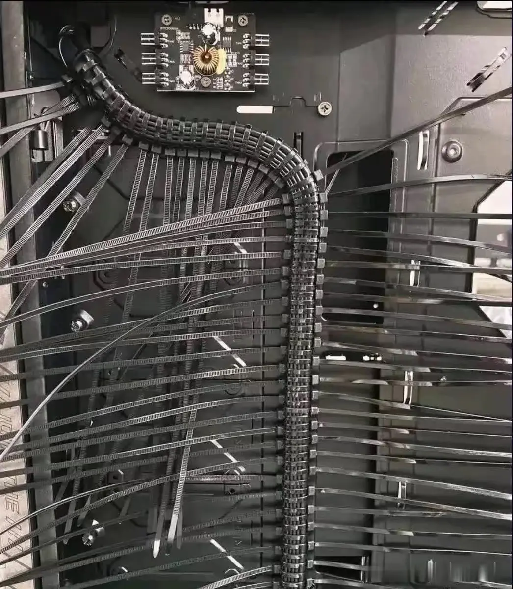 我老公刚买的那台电脑，主机看起来是不是打算就这样了？真不知道他到底在想什么。
