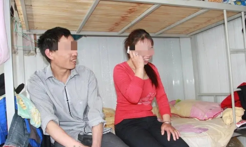 2003年，广东汕头，1名塑料厂的女工人得了重病，老 板拿出20万给她治病。谁料