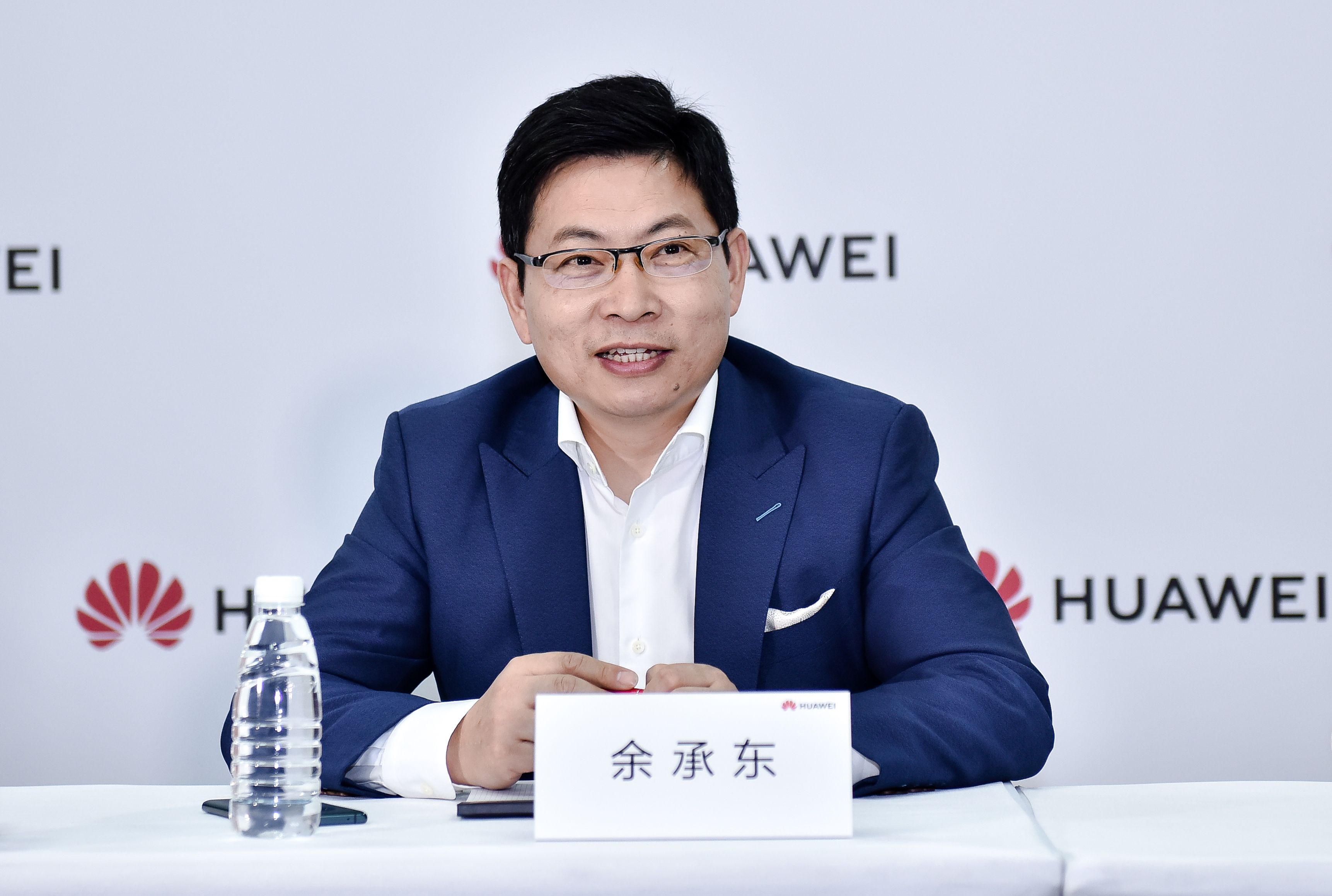 余承东真是太谦虚了。
华为 MateXT 非凡大师三折叠屏手机的惊艳问世，对于这