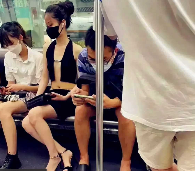 我们都主张穿着自由。但真的，女士，如此穿着会让人忍不住多看几眼呢 