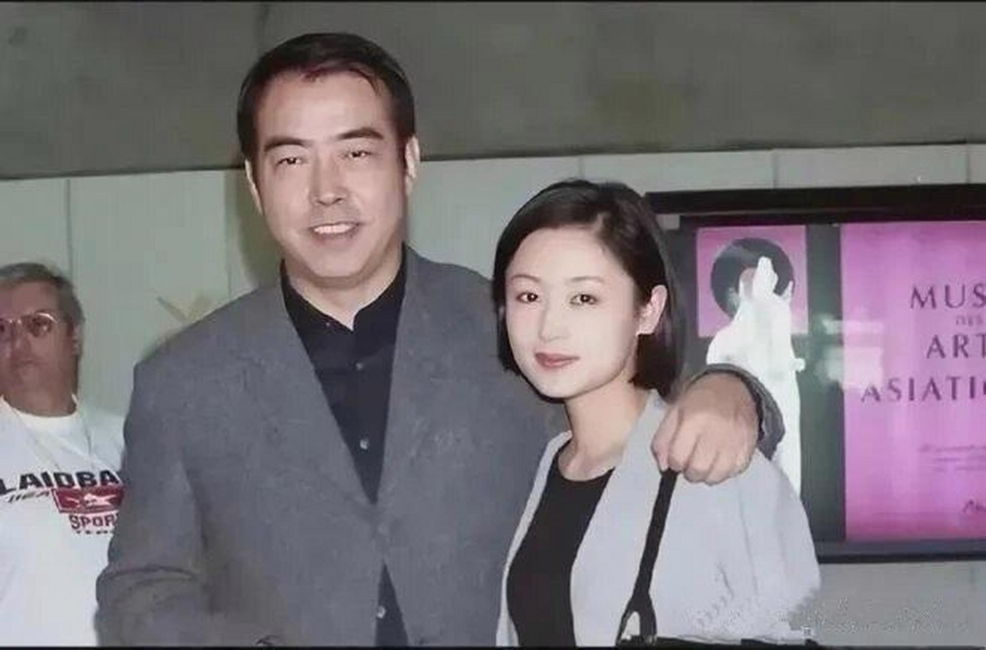 当年，陈凯歌带陈红去澳大利亚玩，在逛奢侈品店时，店员十分惊讶地对陈凯歌说：“先生