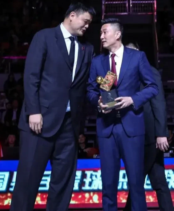 随着姚明正式卸任中国篮协主席一职，不出意外！中国男篮将发生连锁反应有五。

1.