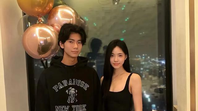 曝小S大女儿匆忙返台，送姨妈最后一程，大S和外甥外甥女旧照火了