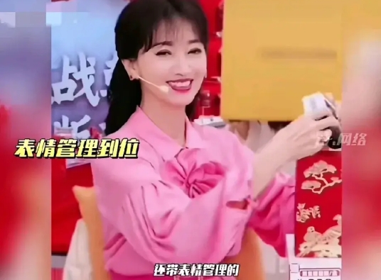 赵雅芝在直播带货时，产品突然从桌子上掉下去了，然而赵雅芝只是斜眼看了一眼，手就飞