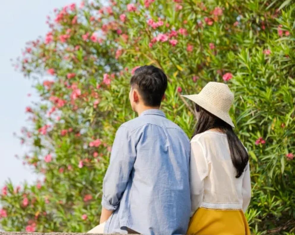 内蒙古赤峰，女子的闺蜜交了一个男朋友，三人经常一起吃饭，时间长了，闺蜜的男朋友竟
