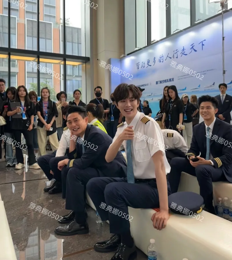 厦门航空遇到黄宗泽，本人真的太帅了！
他穿机长制服太有型了，又幽默又有梗综艺感特