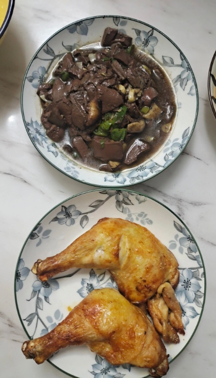 昨天陪我闺蜜逛街，她说要给娘家嫂子买一件羽绒服，还花了1000多块钱给嫂子买了套