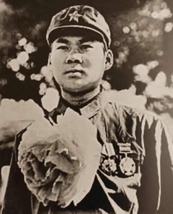 1979年，中越边境，一名战士在巡逻时，突然发现玉米地里有动静，他走过去一看，那