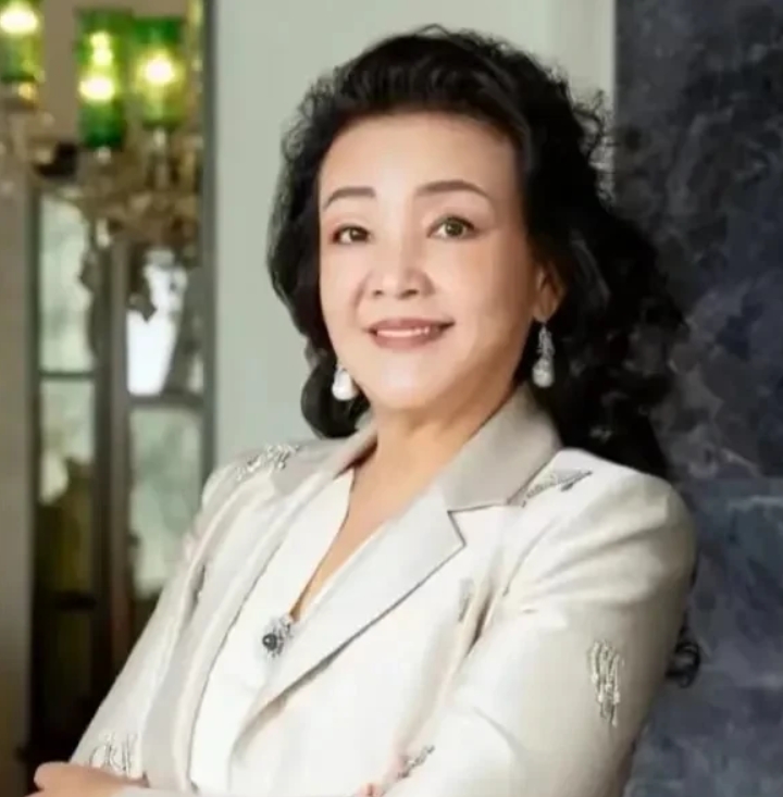 有网友说；我婆婆真的跟张兰很像，因为她们俩都是事业型的女性，虽然事业做的蛮好。
