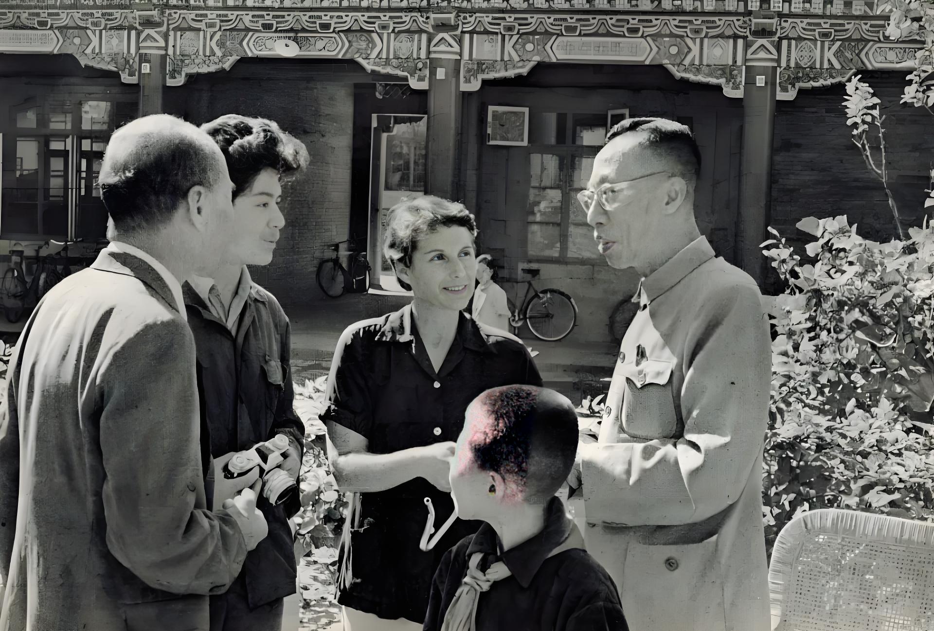 图为现代著名诗人、翻译家萧三的德国妻子耶娃(中文名叶华）（左三）在采访溥仪。