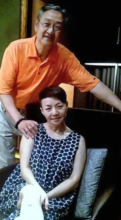 宋丹丹富豪丈夫同框，般配和谐，爱情如细水