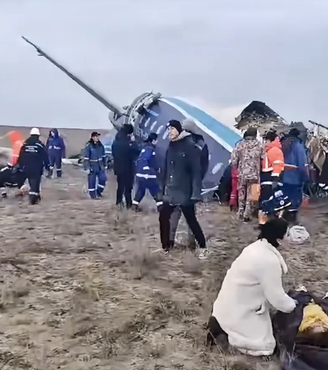 67名乘客25人幸存！卡德罗夫对遇难者进行哀悼。阿塞拜疆航空公司一架从巴库飞往车