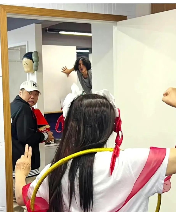 周星驰高调官宣！
2月18日，周星驰激动的官宣了一件大事，就是他要去看《哪吒2》