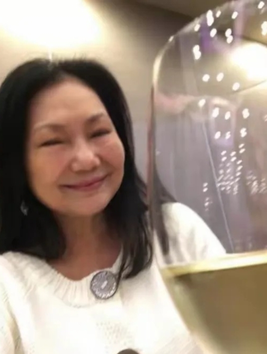 S妈这事儿露馅了吧，台媒记者说得对，她根本就没多伤心。

真要是心里难受，哪还有