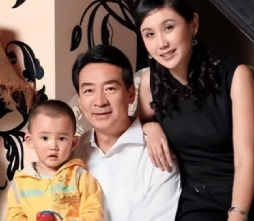2003年，49岁的寇振海向28岁的李婷表白，李婷说：“寇老师，你我年龄悬殊，就