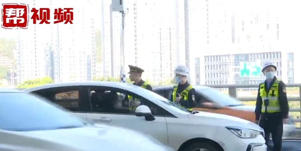 由于收入严重下滑，山东一男子开始利用业余时间跑私家车拉客，从黄河路出发，将2名乘