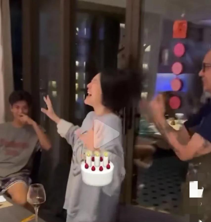 小S和光头一起唱歌，光头不停扒拉小S头发，第一次见姐夫和小姨子这样，换成汪小菲估