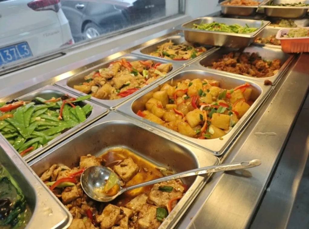 我们小区里开社区食堂了，面积很大，吃饭的人也很多，看来非常受大家欢迎。

六十岁