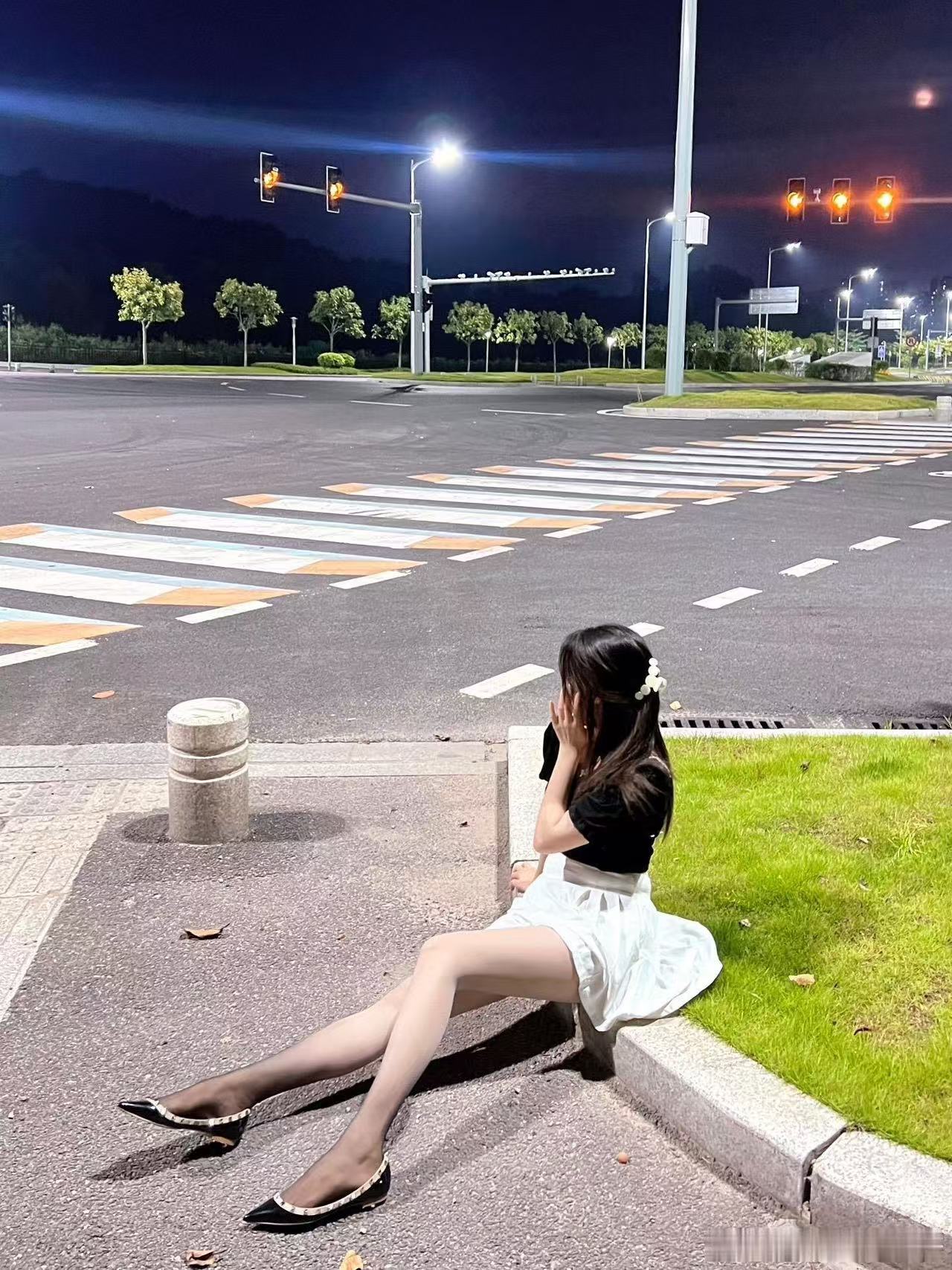 跟嫂子出来逛街她说走不动了坐那不肯走了哈哈哈哈