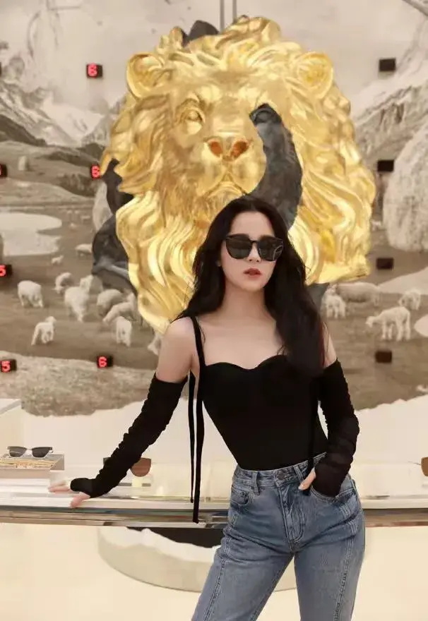 “发育过猛”欧阳娜娜穿吊带凹凸身材藏不住