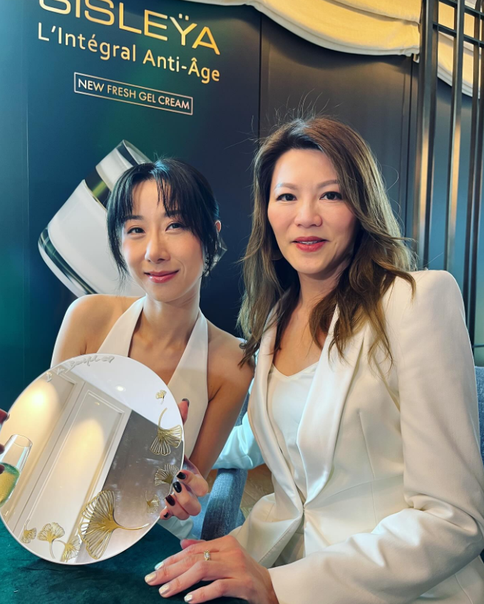 她的名字叫康子妮，是香港著名演员林晓峰的前妻，现在固定工作是卖保险，有时候也会客