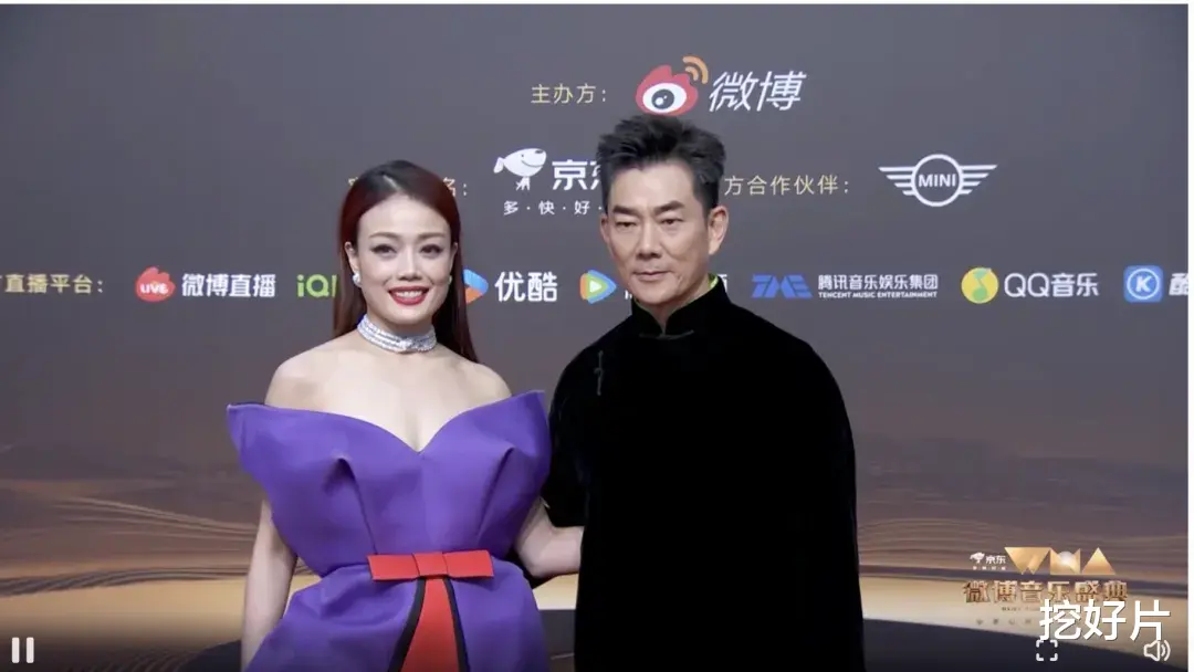 音乐盛典红毯：容祖儿胖了，林志颖王心凌比心，56岁周慧敏美爆了（红米k30和真我q2对比）-第29张图片-九妖电影