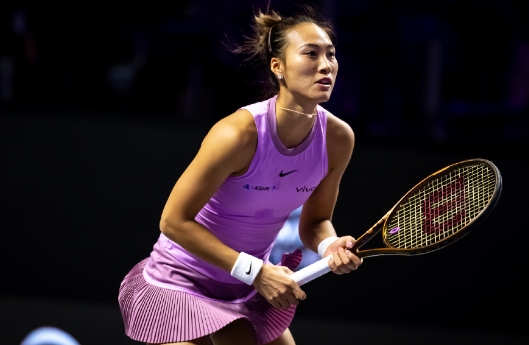 WTA总决赛紫组比赛中，7号种子郑钦文激战三盘以7-6(4)/3-6/6-1击败