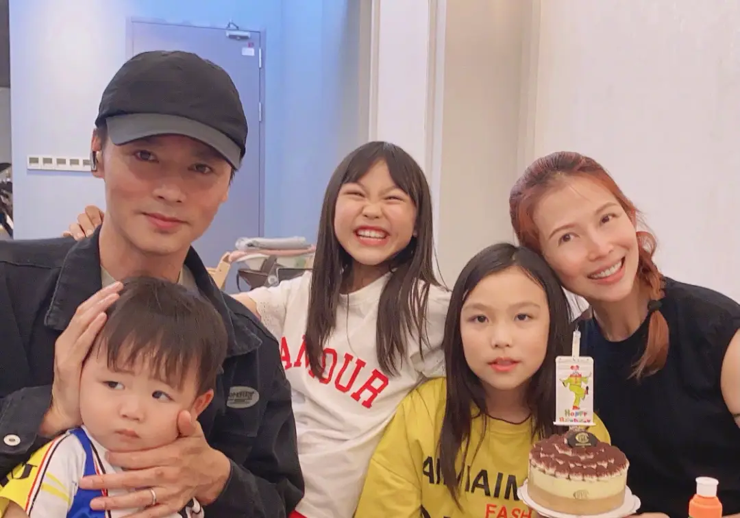 主持人问蔡少芬：“你在香港怎么住得这么差，只有80多平？”蔡少芬笑着说：“在香港