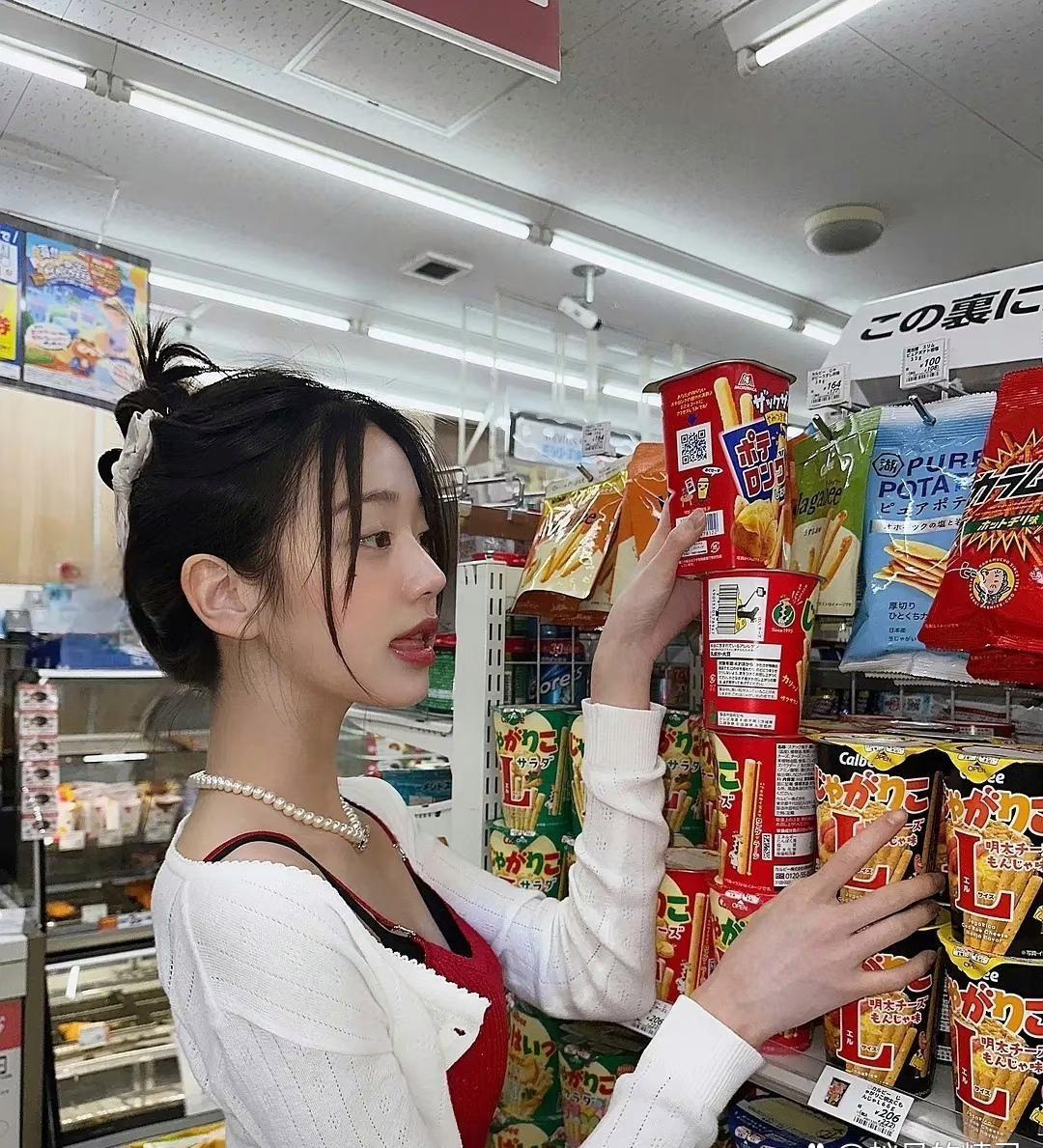 张元英似乎总是喜欢把舌头伸出来。