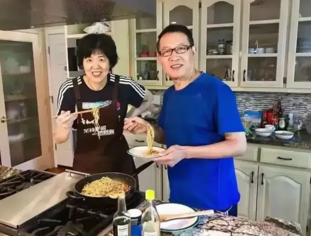 难道方便面出国就变香了吗？
不，那是王教授太爱他的妻子郎平了！
郎平和前夫的女儿