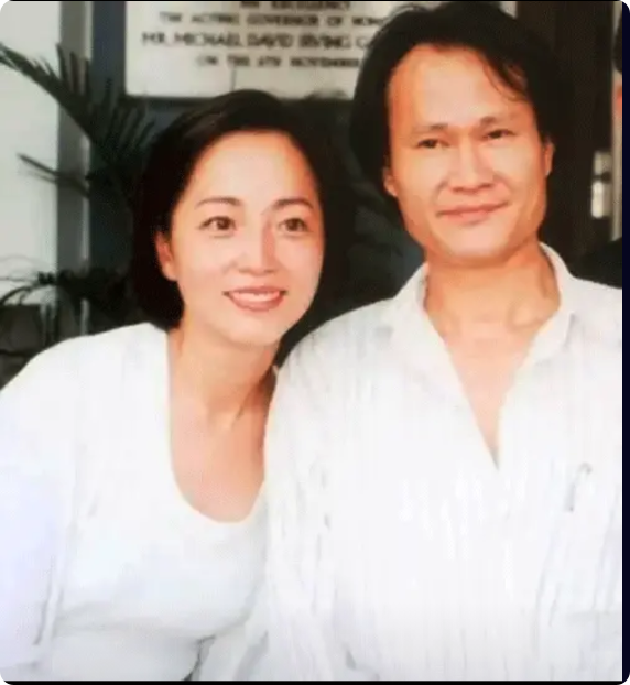 1996年，苑琼丹三次请求林正英娶她，但林正英始终坚决不答应。林正英去世后，她得