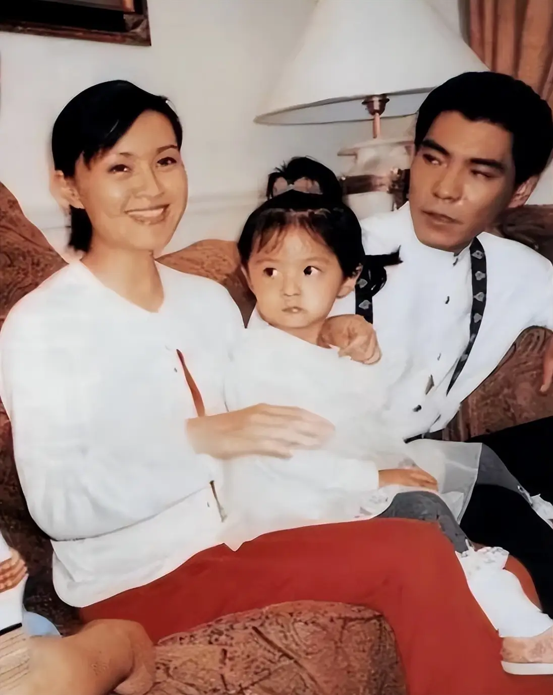 1989年，屠洪刚在美国认识19岁的黛西，为了抱得美人归，他不惜问好友借钱买车买