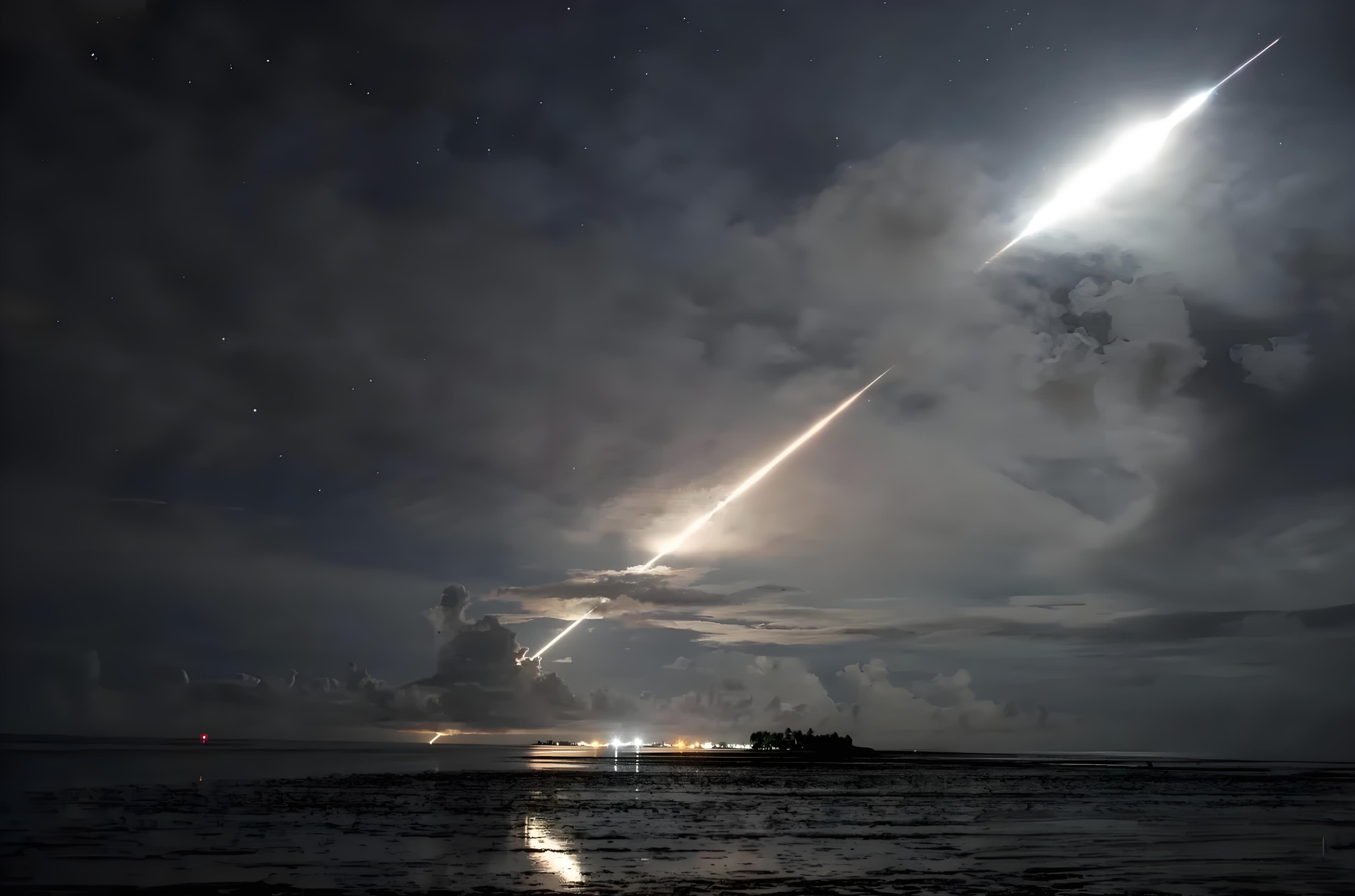 你以为这是流星？不，这是洲际导弹弹头在末端再入大气层！
可以数一下，图中有多少条