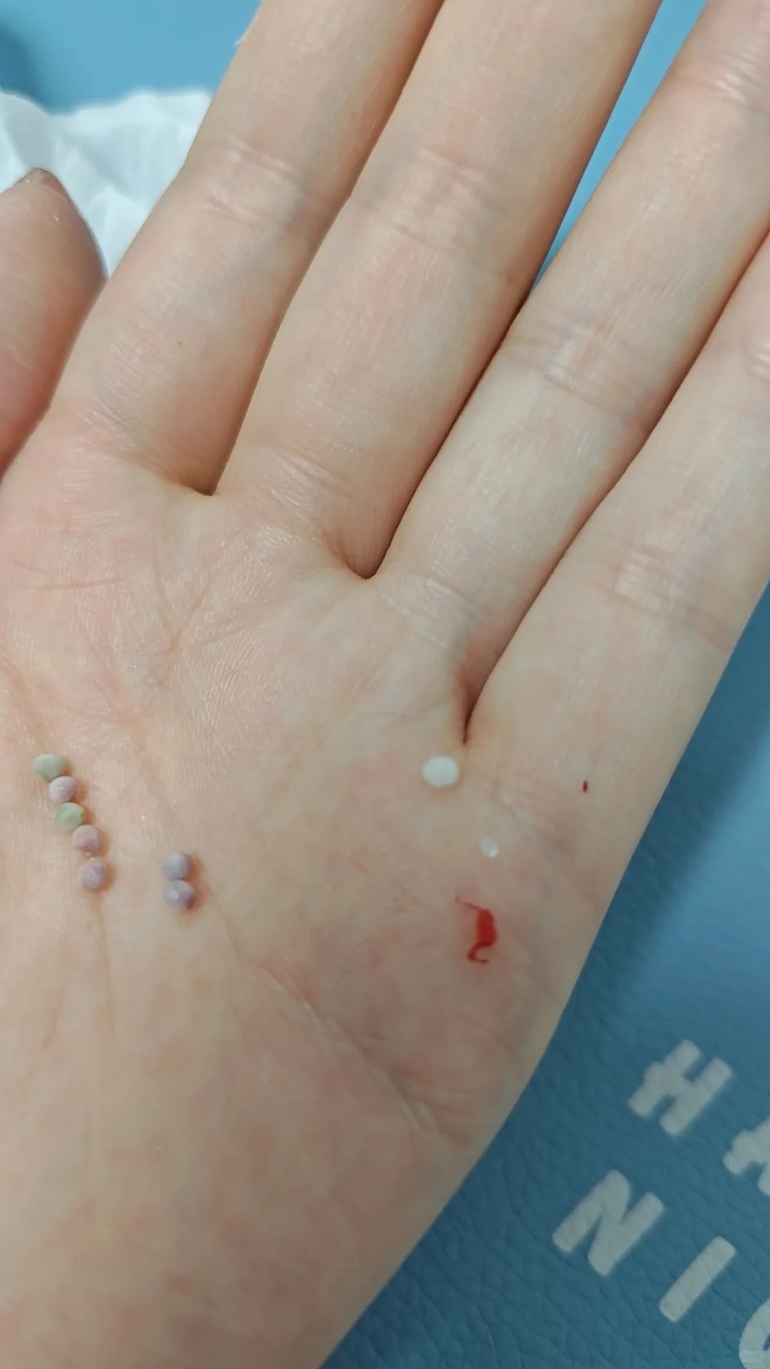 天哪，卫衣上发现这个东西，是什么啊
早上到公司才发现卫衣上有这个东西，粘住了，不