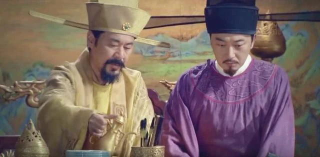 在皇位继承人的选择上，赵匡胤看的就比柴荣深远。在五代那种大环境下，皇位是不可能传