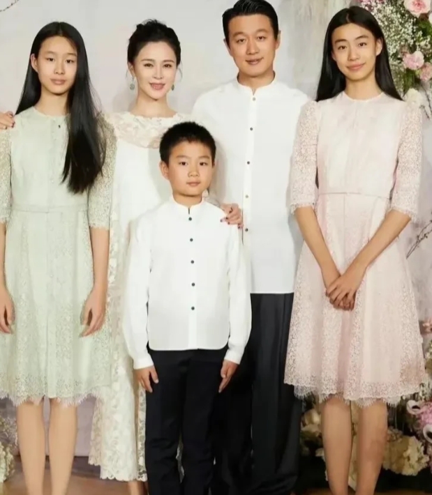 这两家人挺像的
都是两女一儿组合
都是老婆相夫教子，是圈内人但不红
老公拍戏赚钱
