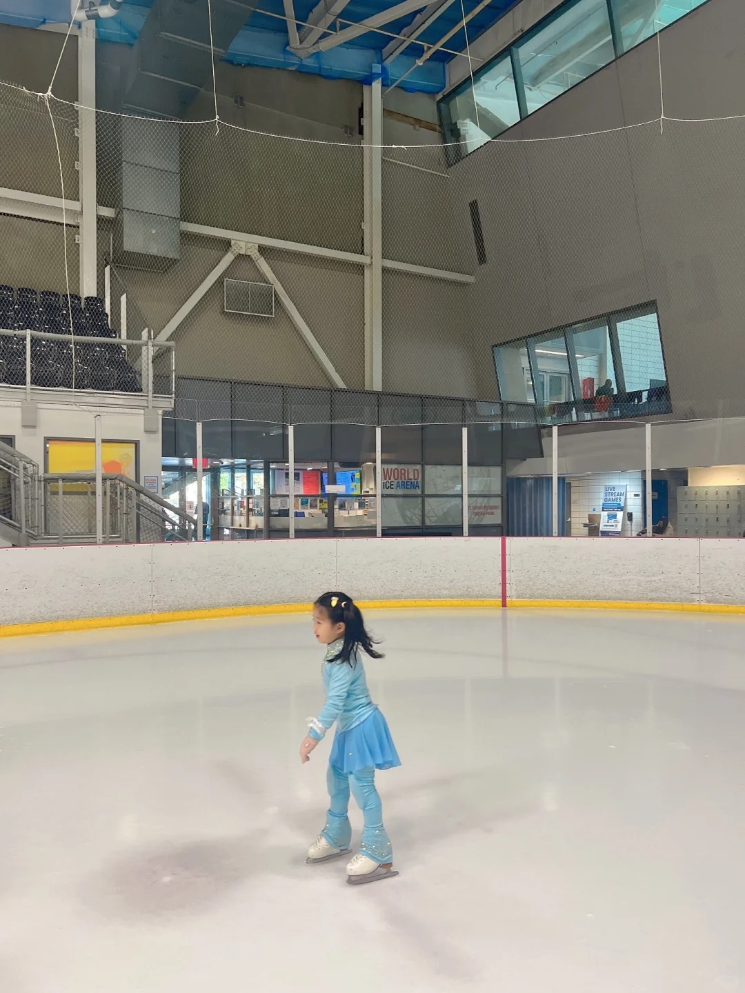 四岁女儿上滑冰课被人跟着屁股后面蹭课怎办
来冰场这么久
从来没遇见的事情
我女儿