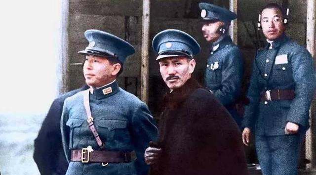 1936年12月13日，蒋介石对门外看守他的卫兵朱子明说：“你有钱吗？借我两毛钱