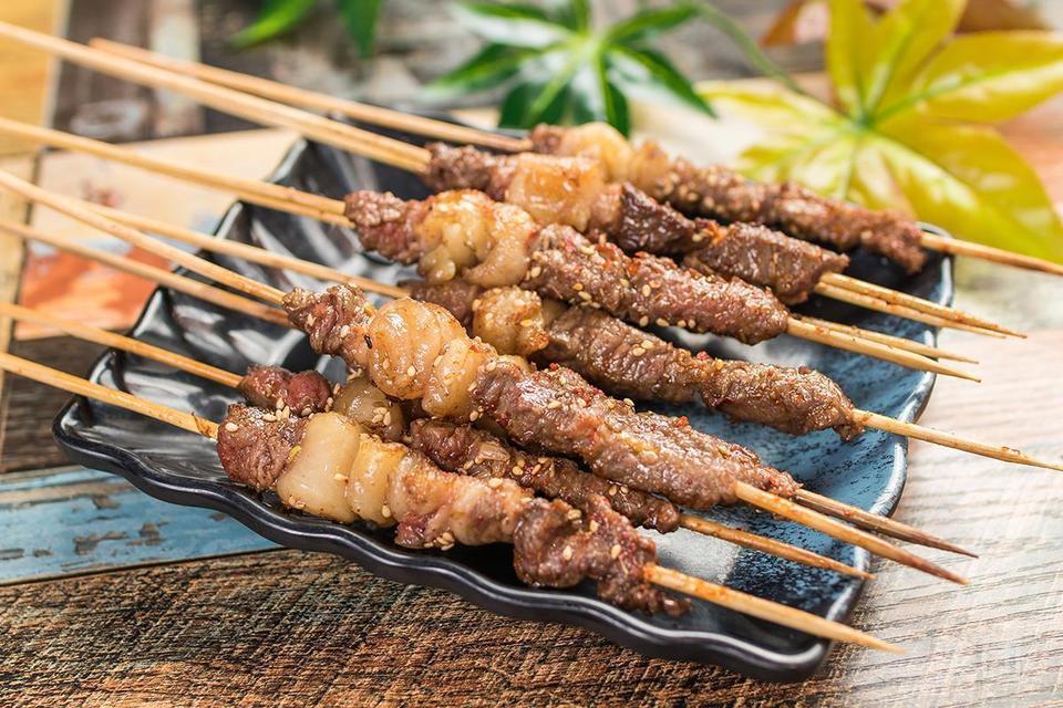 牛肉串，牛肉串作为烧烤中的美食之一，同样存在被伪造的情况。我们都知道，牛肉本身价