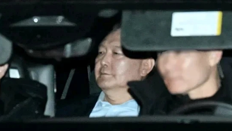 韩国总统尹锡悦在接受调查后于晚上9:40被送往拘留场所京畿道义王市首尔拘留所，在