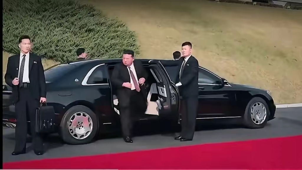 朝鲜本来想买中国的汽车，但是害怕中国汽车企业被欧美制裁，于是选择购买德国的奔驰迈
