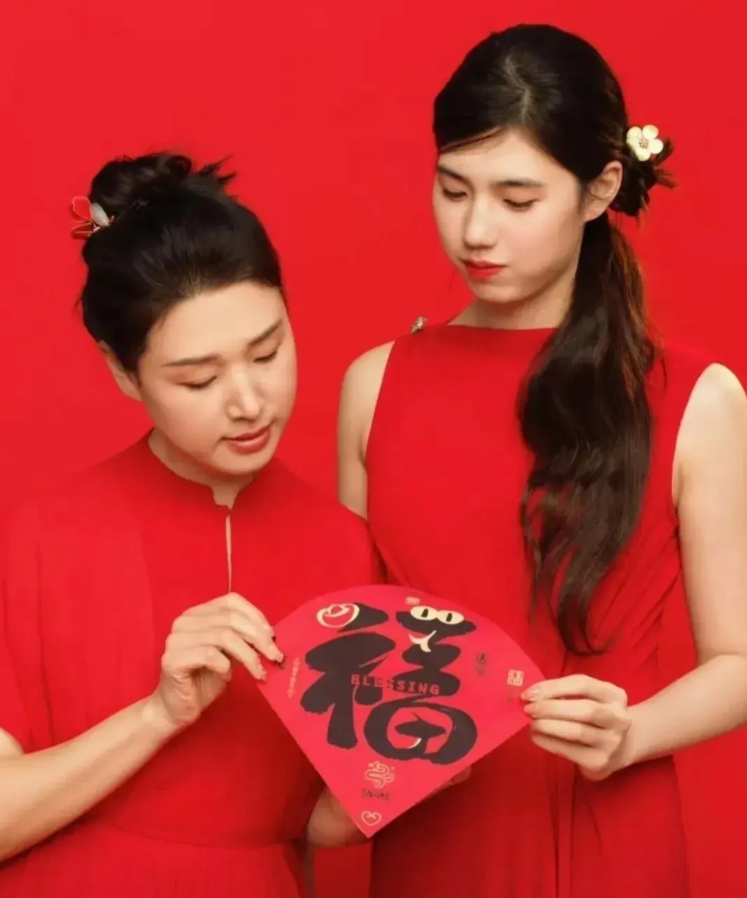 张雨霏母子同框，漂亮的不要不要的！

过年期间，张雨霏与母亲一起拍摄了一组艺术照