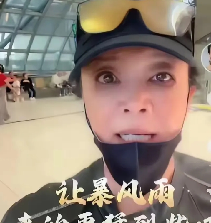 老头老太退休了，有退休金兜底，不干也行，干多少赚多少，无后顾之忧。年轻人，必须靠