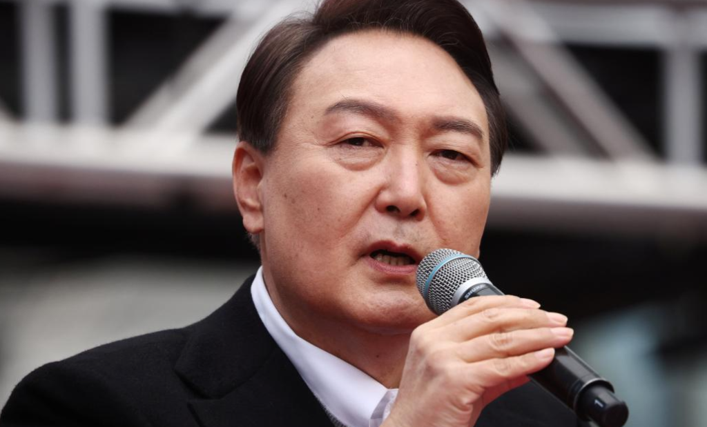 韩国政坛硝烟再起！尹锡悦誓与检方死磕：要么赢到底，要么一起沉沦