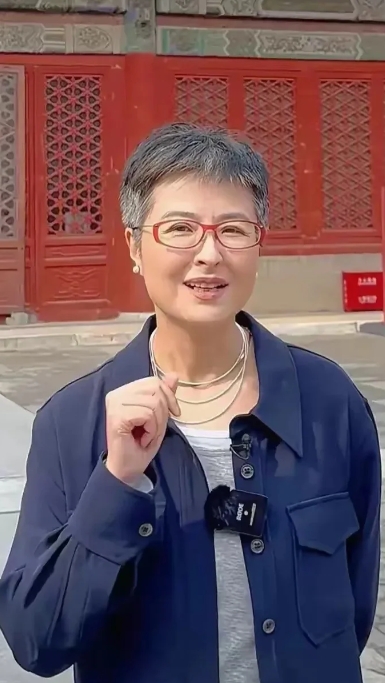 张泉灵：白发下的智慧与勇气